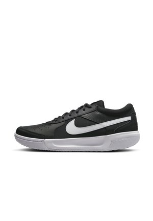 Sort lavtop Nike sneaker med hvid swoosh-logo, hvid tyk sål og sorte snørebånd på hvid baggrund.