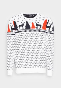 Maglione bianco lavorato a maglia con un motivo festivo che presenta renne nere, alberi rossi e verdi e disegni geometrici lungo il corpo e le maniche.