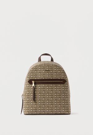 DKNY rugzak in beige canvas met een herhalend logo-patroon, bruine accenten, een handvat aan de bovenkant en een voorvak met rits.