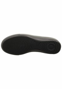 Sole in gomma nera con una superficie texturizzata e scanalata. Presenta un tacco arrotondato e scanalature distinte per presa e trazione.
