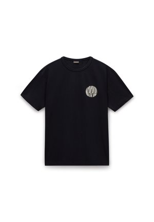 Schwarzes Baumwoll-T-Shirt mit kurzen Ärmeln, Rundhalsausschnitt und einem weißen runden Logo auf der linken Brustseite. Glatte Textur, lässiges Design.