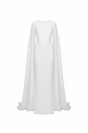 Weißes bodenlanges figurbetontes Kleid mit langen fließenden Cape-Ärmeln und einem hohen runden Ausschnitt, vor einem schlichten Hintergrund präsentiert.