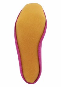 Rosa Stoffschuhsohle mit einer glatten gelben Fleeceunterlage, die eine konturierte Form für Komfort und einen strukturierten rosa Rand aufweist.