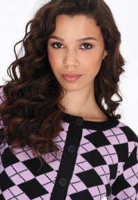 Fialový a čierny kardigán so vzorom diamantov, s čiernymi gombíkmi a rebrovaným výstrihom, s jemnou pletenou textúrou.