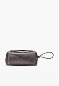 Borsa cosmetica grigio metallico con finitura liscia e testurizzata, chiusura con zip e manico laterale per un facile trasporto. Forma compatta e rettangolare.