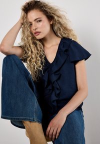 Apricot RUFFLE FRONT - Blusa - navy