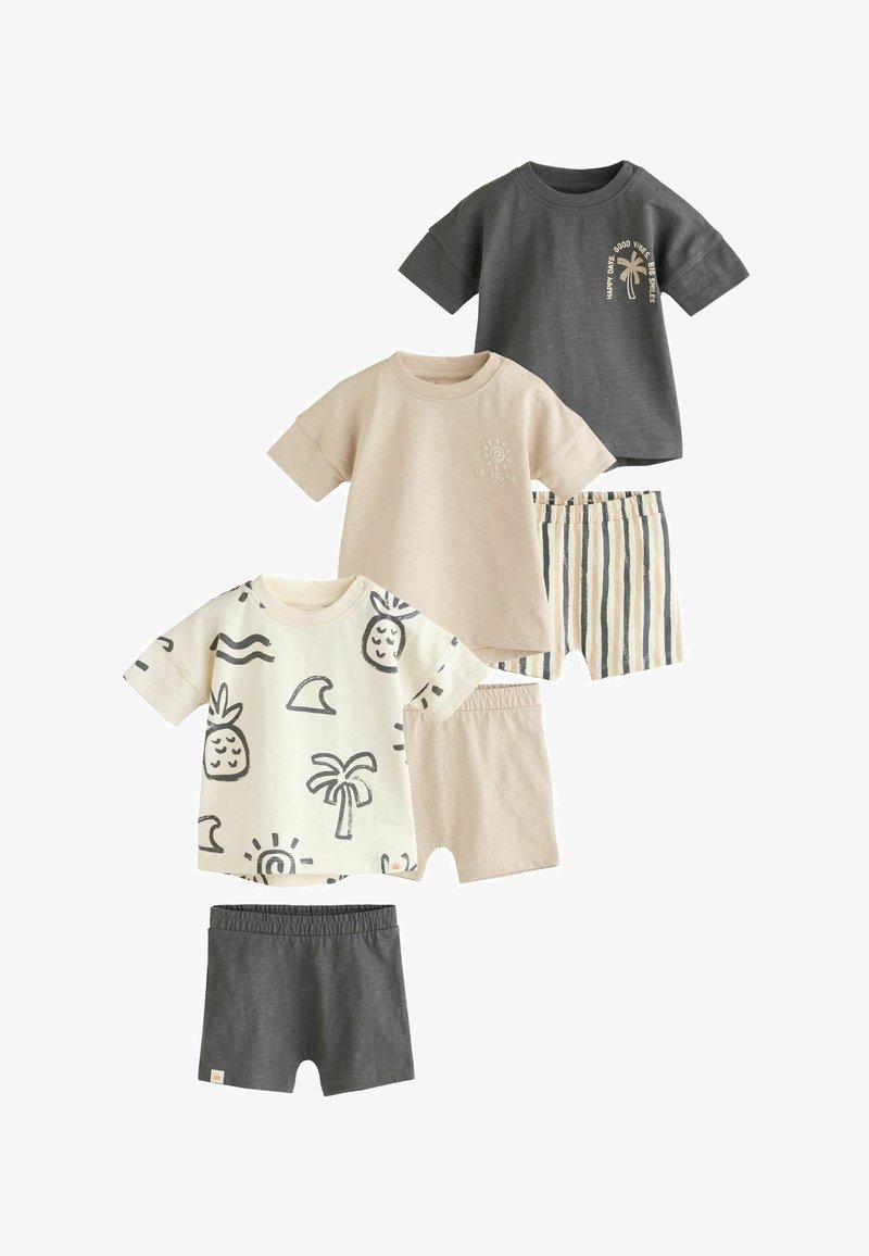 Trois ensembles de hauts à manches courtes et shorts pour enfants en beige, gris foncé et crème à motifs tropicaux et rayures.