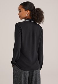 WE Fashion Užsagstoma palaidinė - black