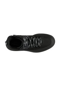 Stivaletto nero con interno in pelliccia, esterno liscio, suola piatta in gomma e lacci neri con una sottile stampa del logo.