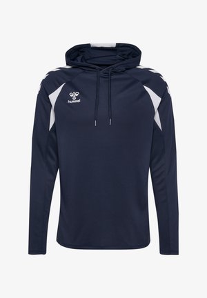 Granatowa bluza z kapturem z długim rękawem, z białymi paskami w kształcie litery V na ramionach i białym logo na lewej piersi, z troczkami przy kapturze.