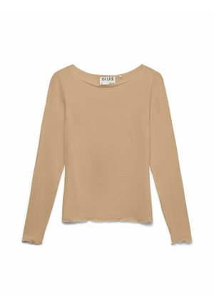 Beżowa damska bluzka z długim rękawem, o łódzkim dekolcie, ze żebrowaną fakturą i falbankowymi brzegami na rękawach i dole, z metką "AWARE" wewnątrz kołnierzyka.