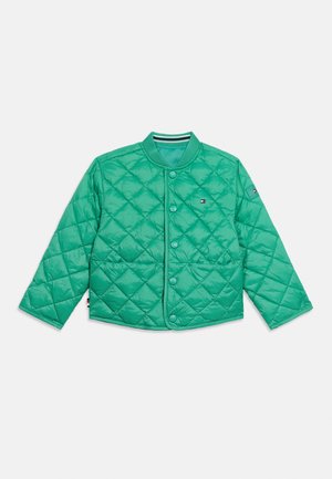 Giacca trapuntata verde con bottoni a pressione, colletto a coste e piccole toppe con logo sul petto e sulla manica, mostrata su sfondo bianco.