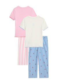 Tre-delad pyjamasuppsättning för barn: rosa ribbat t-shirt, vit t-shirt med vågiga kanter, blårandiga byxor med körsbärstryck. Mjuk bomullstyg.