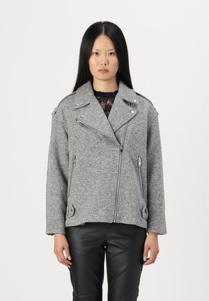 Grå tekstureret uldblandingsmotorcykeljakke med lynlåslommer, en notched krave og sølvfarvede hardware accenter.