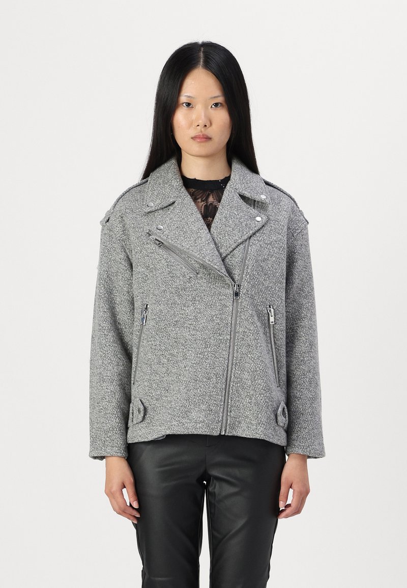 Veste de moto en mélange de laine grise texturée avec poches zippées, col à revers et accents en métal argenté.