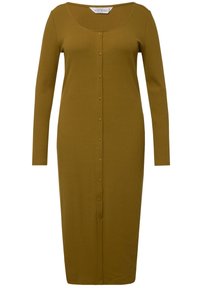 Olivgrünes, geripptes Kleid mit langen Ärmeln, Rundhalsausschnitt und zentraler Knopfleiste vorne. Das Design ist figurbetont bis zum Knie.