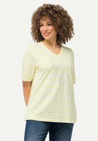 Camiseta de V con rayas amarillas y blancas, de manga corta, con un diseño gráfico simple en la parte delantera y un corte relajado.