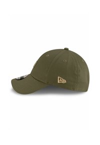Gorra de béisbol verde oliva con visera curvada, tejido texturizado, logotipo bordado en beige y seis agujeros de ventilación en la corona.