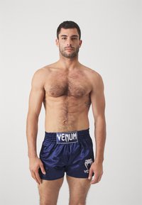 Jūriniai satino bokso šortai su elastinga juosta, priekyje ir šone puikuojasi baltas "Venum" logotipas, o paviršius blizgus.