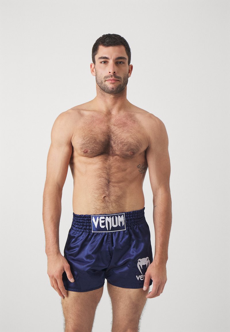 Jūriniai satino bokso šortai su elastinga juosta, priekyje ir šone puikuojasi baltas "Venum" logotipas, o paviršius blizgus.