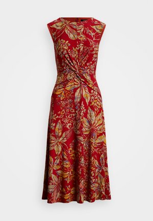 Rode bloemenjurk met een aansluitend lijfje en een uitlopende rok, met bladerenpatronen in tinten oranje, geel en gedempt blauw. Vlekkeloze stoftextuur.
