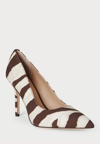 Pekad tå stilettklack skon med ett brunt och vitt zebra-mönster, texturerad tygovandel och en elegant, avsmalnande siluett.