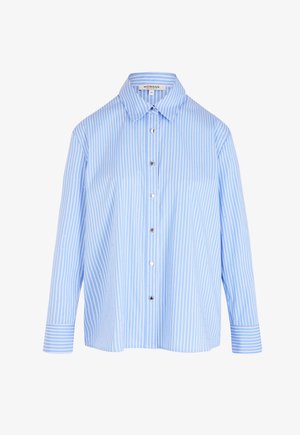 Camisa azul claro con rayas verticales blancas, de mangas largas, con cuello y cierres de botones plateados. Presenta un ajuste holgado y una textura suave.