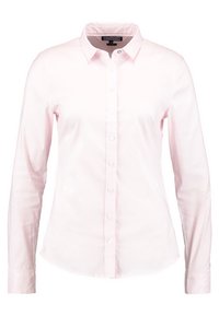 Jasnoróżowa koszula z długim rękawem zapinana na guziki, z wysmuklonym stanem i białymi guzikami z przodu.