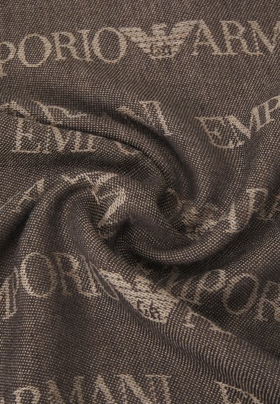 Brunt stof med et vævet mønster af "Emporio Armani" logoet i beige. Teksturen virker blød og glat, med en subtil glans.