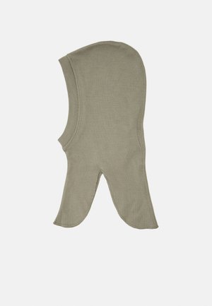 Olivgrüne Balaklava aus weichem Stoff, mit runder Aussparung für das Gesicht und Öffnungen für den Hals, entworfen für Wärme und Schutz.