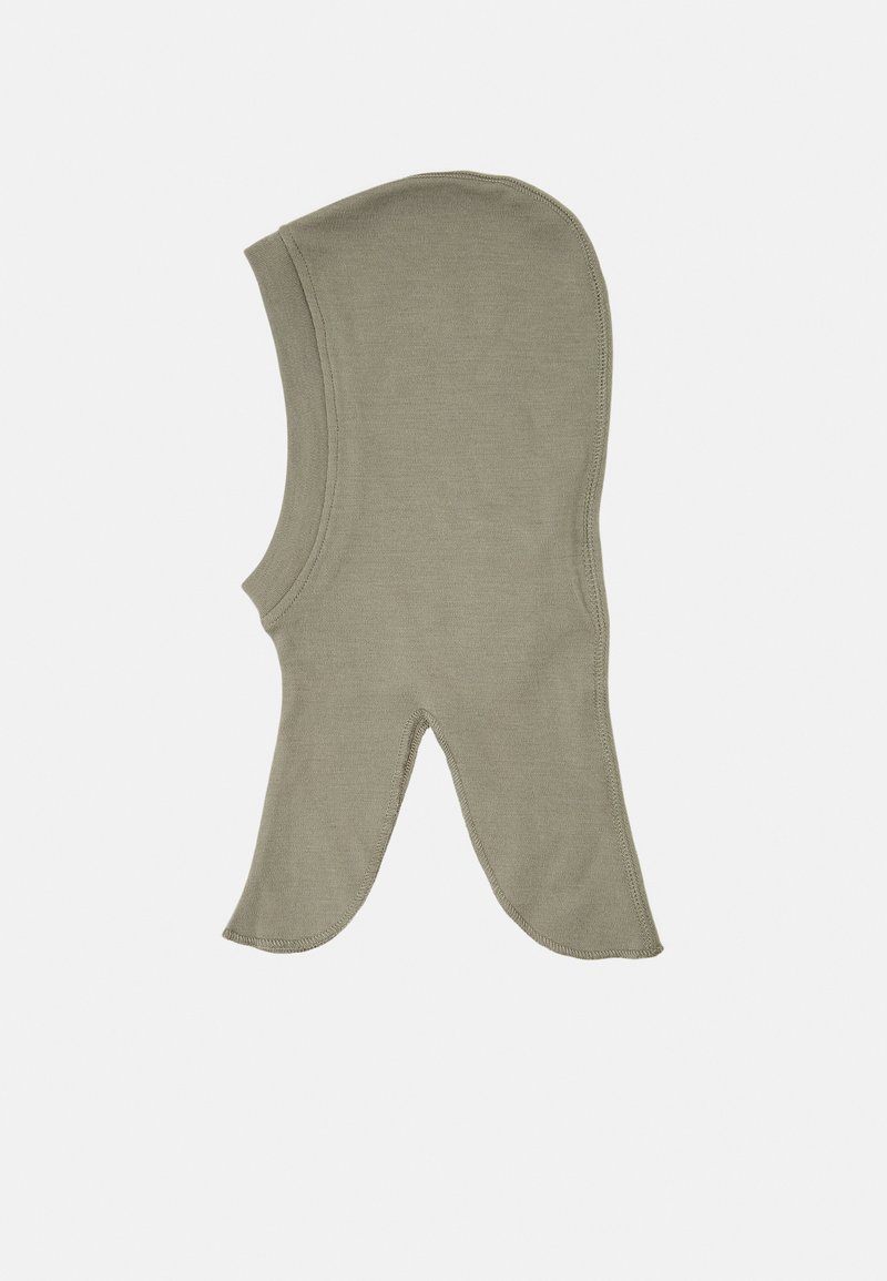 Olivově zelená kukla vyrobená z měkké tkaniny, s kulatým výřezem pro obličej a otvory pro krk, navržená pro teplo a pokrytí.