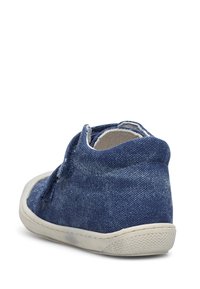 Blauwe denim hoge sneaker met witte rubberen zool, textielstof en veters. Zichtbare stiksels en een zachte binnenvoering.