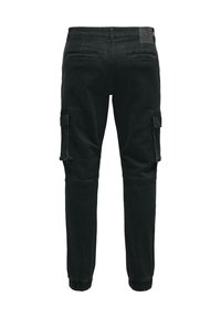 Zwarte cargobroek van denim, met meerdere zakken, elastische boorden en een taps toelopende pasvorm. Eenvoudig ontwerp zonder versieringen.