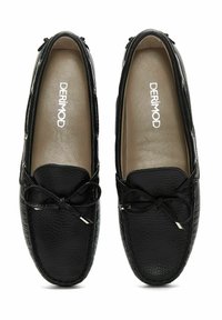 Mocasines de cuero negro con superficie texturizada, detalle de cordones y acento plateado. Diseñados con puntera redonda y suela plana.