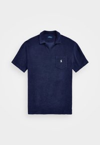 Mörkblå polo t-shirt i mjukt material, med krage, korta ärmar och en vänster bröstficka med en liten logotyp.
