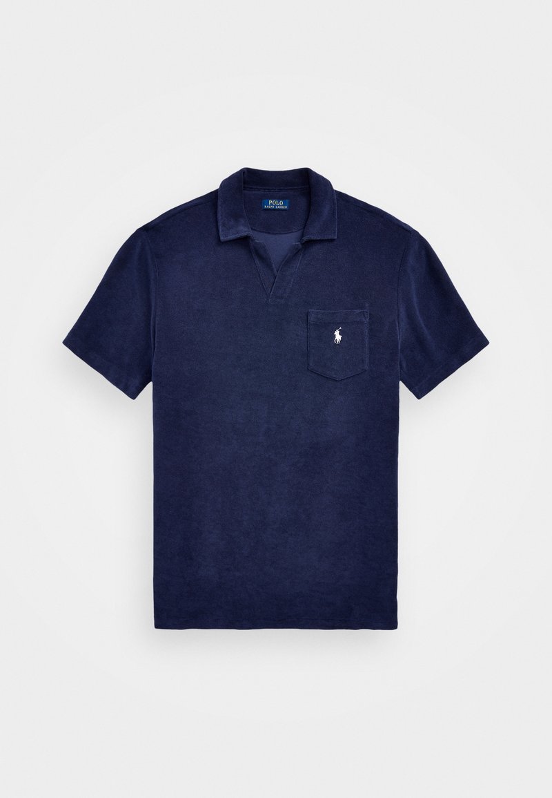 Mörkblå polo t-shirt i mjukt material, med krage, korta ärmar och en vänster bröstficka med en liten logotyp.