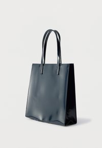 Tumesinise läikiva kandekotiga, millel on kaks pikka sangad, ristkülikukujuline, sile pind ja nähtavaid riistvara ega mustreid pole.