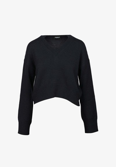 Maglione nero lavorato a maglia con scollo a V, maniche lunghe e orlo leggermente corto e asimmetrico.