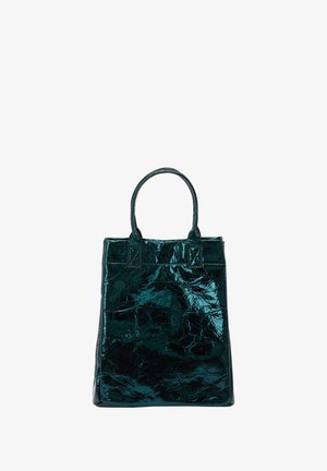 Tote bag in donker teal, gemaakt van glanzend, gekreukt materiaal. Beschikt over twee afgeronde handvatten en een gestructureerde rechthoekige vorm.