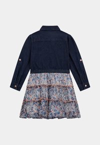 Denimmekko, jossa on pitkät hihat, kauluspäällinen ja kerroksellinen kukkakuosiset hameet sinisen ja vaaleanpunaisen sävyissä. Napitus yksityiskohtina hihoissa.