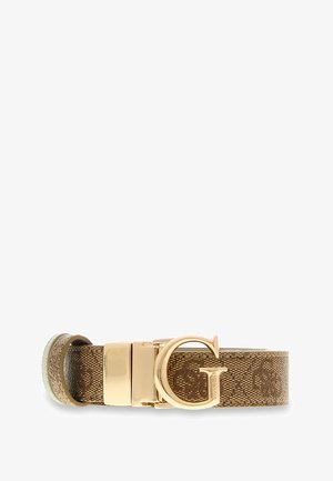 Cintura in pelle marrone con texture, fibbia in metallo color oro e grande chiusura a forma di "G" incisa con il logo "GUESS".