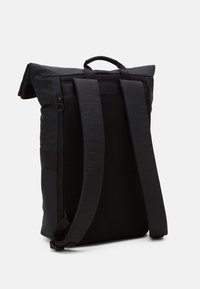 Sac à dos noir avec fermeture enroulée, bretelles en mesh rembourrées et poche zippée sur le côté. Fabriqué à partir d'un tissu léger et durable avec une finition texturée.