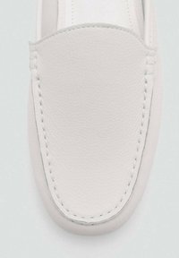 Mocassino bianco in pelle con punta arrotondata, caratterizzato da cuciture decorative lungo il bordo e una superficie liscia e texturizzata.