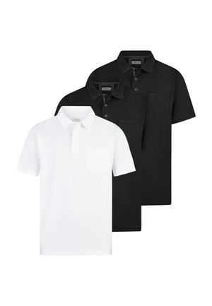 Een wit en twee zwarte korte mouw polo’s met kragen en borstzakken aan de voorkant, op elkaar gelegd en weergegeven tegen een witte achtergrond.