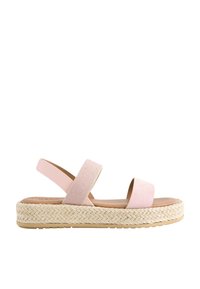 Sandale rose avec deux larges brides, texture douce, et une plateforme tissée de style espadrille. Semelle en caoutchouc léger avec une finition naturelle.