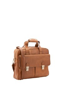 Malette en cuir brun avec double poignée supérieure, une bandoulière amovible, un rabat de poche avant et des accents en métal doré.