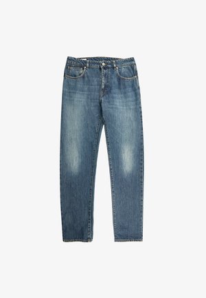 Jeans de denim rectos azules con botón frontal y cremallera, estilo de cinco bolsillos y áreas ligeramente desvaídas en los muslos.