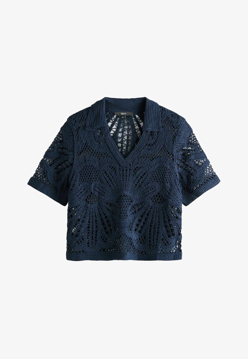 Top croșetat bleumarin, cu mâneci scurte, guler și decolteu în V, cu modele florale și geometrice cu tricotaj deschis.