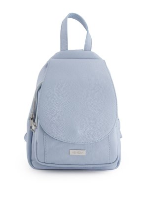 Jasnoniebieski teksturowany skórzany plecak z przednią klapą, srebrnym zamkiem błyskawicznym w bocznej kieszeni i metalową plakietką z logo "Venezia" z przodu.