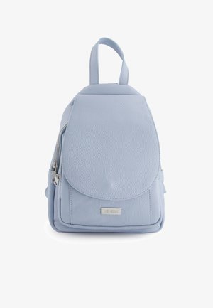 Jasnoniebieski teksturowany skórzany plecak z przednią klapą, srebrnym zamkiem błyskawicznym w bocznej kieszeni i metalową plakietką z logo "Venezia" z przodu.